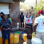 Les ingénieurs en Eau du CICR et de la Croix-Rouge Haitienne visitent une borne fontaine