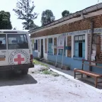 Juin 2025, Kalehe, Sud-Kivu – Centre de santé de Bushushu, territoire de Kalehe, Sud-Kivu. Cette structure qui couvre une aide de santé de 25.000 habitants, a été victime de pillage lors des récentes hostilités. Grâce au soutien du CICR, les enfants de 0 à 15 ans et autres personnes vulnérables y sont soignés gratuitement.