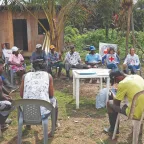 Una colaboradora del CICR en Colombia conversa con miembros de una comunidad.