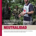 Posters con los siete principios fundamentales. Principio de Neutralidad. Una persona del CICR habla frente a personas de un grupo armado.