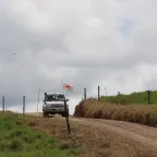 Un vehículo del CICR en una zona rural.