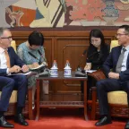 红十字国际委员会主席中国事务特使、东亚地区代表处主任史德林一行今日访问国家图书馆，并与国家图书馆党委副书记王晓东进行会谈。