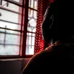 Photo d'une victime de violences sexuelles, vue de dos, RD Congo