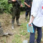 Una delegada del CICR, con peto visible, mantiene un diálogo con actores armados. 