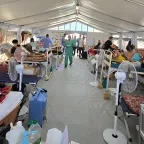 Pacientes e profissionais de saúde no hospital de campanha da Cruz Vermelha.