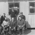 1942年，澳大利亚考拉（Cowra）的拘留营，红十字国际委员会代表乔治•莫雷尔博士（前排中间）与被拘留者合影。