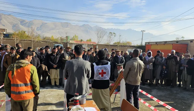 The ICRC team pitcured with community of Gulbahar, Kapisa