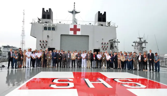 Participants, syndicate leaders, and members of the organizing committee joined a cultural visit, which included a short tour of one of Indonesia's hospital ships, KRI dr. Soeharso.