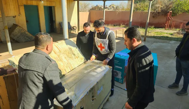 ICRC distributing materials to the Veterinary Clinic of Rawa in West Anbar.