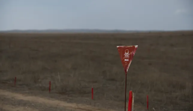 Cartel que señaliza la presencia de minas antipersonal.