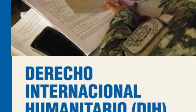 Folleto: "Derecho Internacional Humanitario (DIH): Aplicabilidad y Principios", muestra a una militar esribiendo en un papel rodeada de material académico.