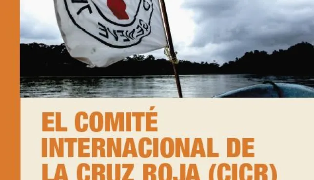 Folleto "El Comité Internacional de la Cruz Roja en el Ecuador", muestra una bandera con el emblema del CICR en bote que navega por un río.