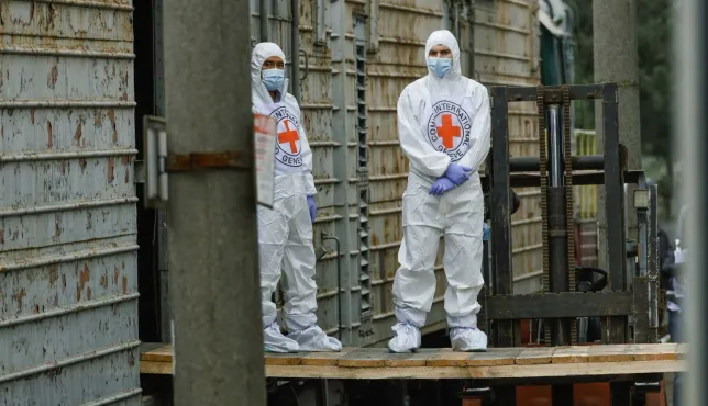 Two ICRC delegates in protective clothing