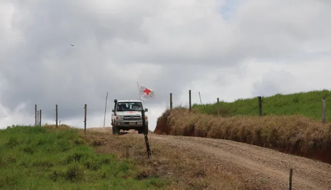 Un vehículo del CICR en una zona rural.