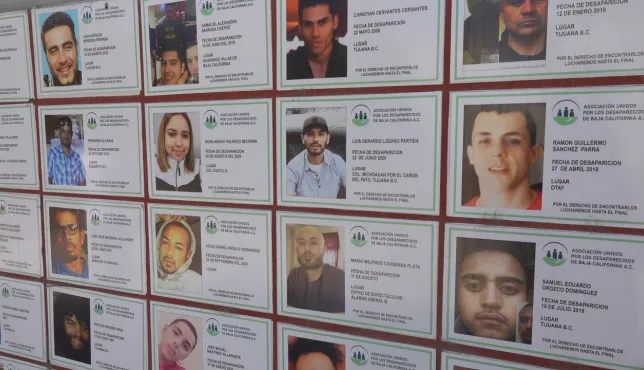 Fichas de personas desaparecidas en el Memorial a las Víctimas de Desaparición en Tijuana, Baja California
