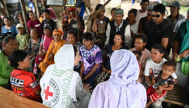 Hiro Yabusaki, head of Cotabato subdelegation, speaks with conflict-affected indigenous people in Datu Hoffer, Ampatuan, Maguindanao del Sur