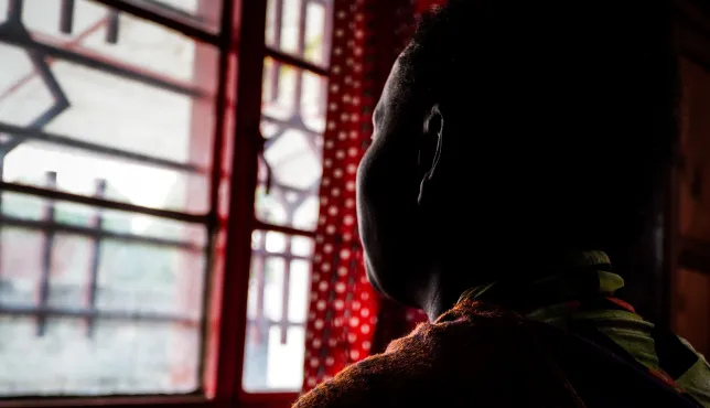 Photo d'une victime de violences sexuelles, vue de dos, RD Congo