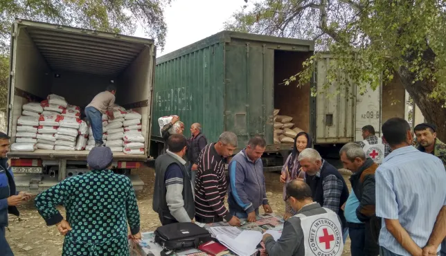  Agstafa district. With the support of the Azerbaijan Red Crescent Society, the ICRC staff of Barda Sub-Delegation distributes fertilizers to the residents of Tatli and Yaradullu villages to help increase harvesting. 