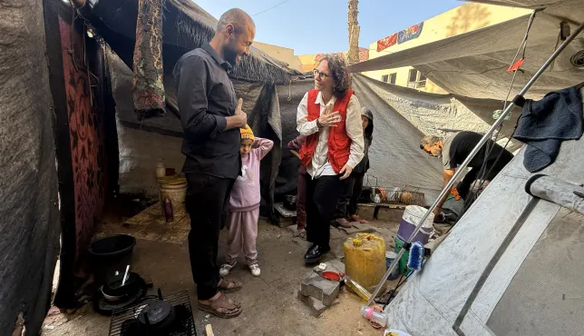 La directrice des opérations du Comité international de la Croix-Rouge (CICR) Yasmine Praz Dessimoz dans le camp de déplacés de Al-Karmel (Gaza city), nord de la bande de Gaza. CICR, 24 novembre 2025.