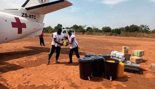 Aérodrome de Zémio : les volontaires de la Croix-Rouge centrafricaine procèdent au déchargement des kits d'urgence.