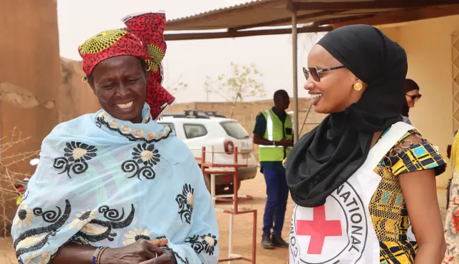 La présidente de la Coordination Provinciale des Organisations Féminines du Soum échange un sourire complice avec une collègue, symbole de solidarité et de détermination au service de leurs communautés.