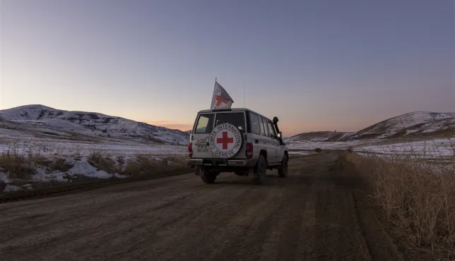 Машина МККК с флагом и эмблемой