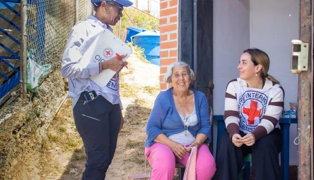 Entrega de tanques e insumos para reparación de viviendas afectadas por los hechos en enero en La Vega.
