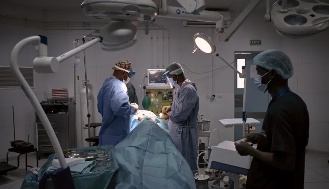Image d'illustration. Commune de Mopti, Sévaré, hôpital Sominé Dolo. Un chirurgien du CICR et ses collègues durant une opération. 2021. Cattani Michele / CICR