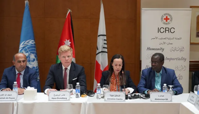 Christine Cipolla, cheffe de la délégation du CICR au Yémen, prononce un discours lors d'une cérémonie de signature à Amman, en Jordanie, suite à un accord entre les parties au conflit au Yémen portant sur la libération, le transfert et le rapatriement des détenus.