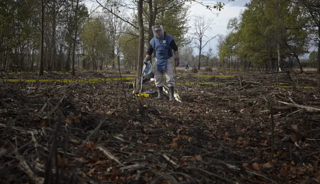 Domaljevac-Šamac municipality, Grebnice. A mine clearance worker from the Norwegian People's Aid (NPA) Mine Action Programme at work.