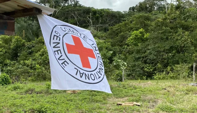 En medio de una zona rural de Colombia, se encuentra colgada una bandera del CICR.