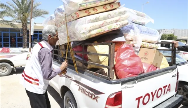 Misrata, ICRC sub-delegation warehouse. A staff from the Libyan Red Crescent is preparing an ICRC essential household items distribution for people displaced from Sirte.