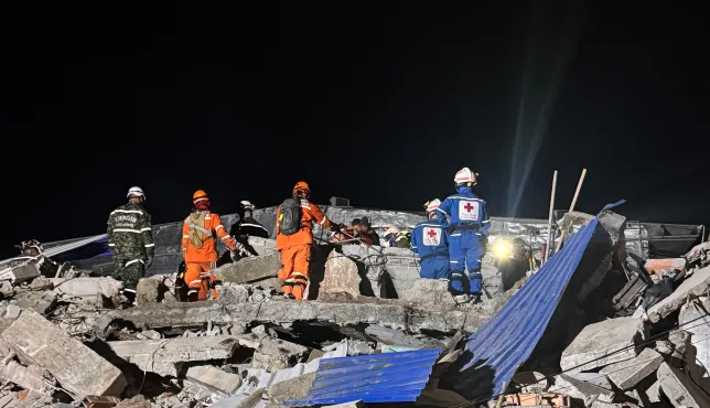 Personal de la Cruz Roja Colombiana trabajando en labores de rescate en medio de los escombros producto del terremoto en Colombia