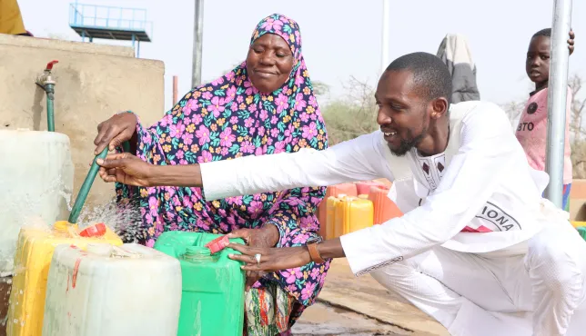 Asmaho puise de l’eau au forage du quartier CM Forces Vives de Dori