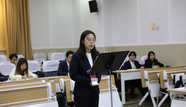 在2023年第十七届红十字国际人道法模拟法庭竞赛，初赛阶段于润田在回答法官的提问。