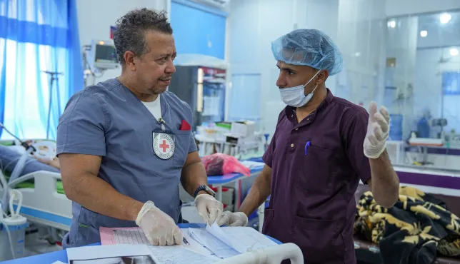 An ICRC surgical doctor working with Marib General Hospital medical staff. 23 September 2026