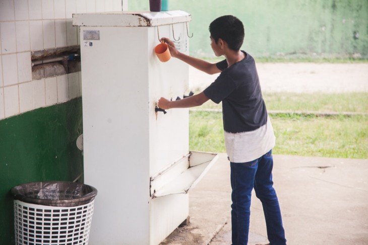O CICV apoiou a construção de quatro poços artesianos nas escolas no município de Pacaraima. Mais de 2,4 mil estudantes e profissionais da Educação são beneficiados. Foto: B.Mast/CICV