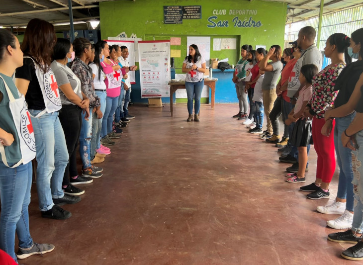 CICR en Venezuela. En un taller de comportamiento seguro en Tumeremo, estado Bolívar. Varias trabajadoras del CICR están conversando con las personas de la comunidad