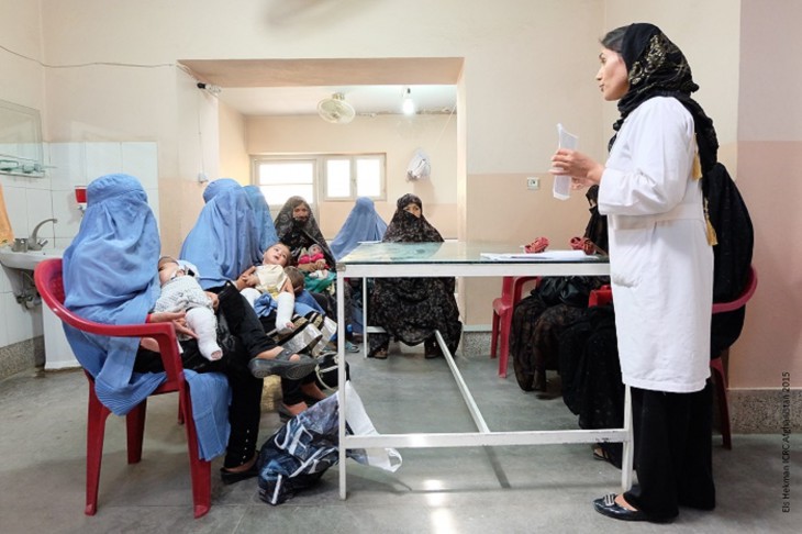 (ICRC medical staff and patients. Photo: Els Hekman, Afghanistan 2015) 