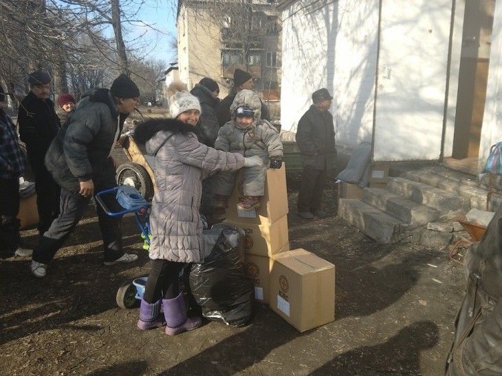 На прошлой неделе МККК доставил в Новотошковку продовольствие и предметы первой необходимости. Эту гуманитарную помощь раздали всем, кто живет в селе. (с) Игорь Гришко/Новотошковка, Луганская область, Украина