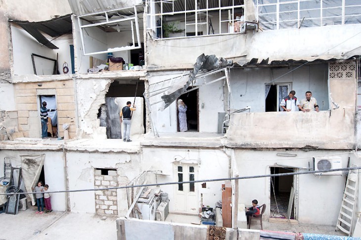 The facade of this building in Aleppo collapsed following shelling. Residents make the most of what's left, with each apartment telling a unique story. / CC BY-NC-ND / ICRC / H. Hvanesian