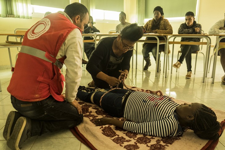 Migrants s’exerçant aux premiers secours/Crédit photo : Serana Tarrabia