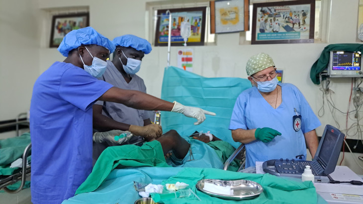 icrc war surgeons work alongside staff from the hospital b. photo mohammed ibrahim