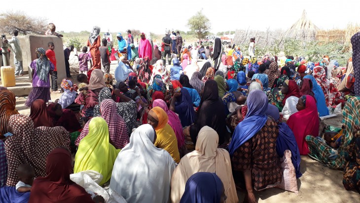 Des personnes déplacées internes de Hougo Fele dans la Province du Lac au Tchad attendant de recevoir des semences et des outils agricoles. 