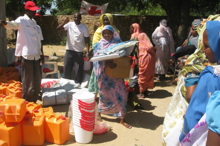 Am-Timan, Chad, November 2014. Women collect essential household items. CC BY-NC-ND / ICRC