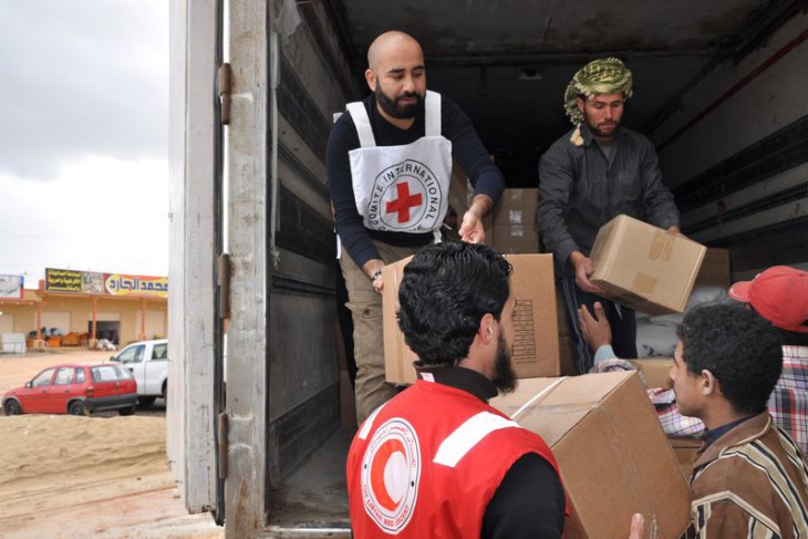 Al-Marj, Libya, January 2015. ICRC and Libyan Red Crescent personnel distribute food and other essentials to displaced persons. [CC BY-NC-ND / ICRC / F. Elebeid]