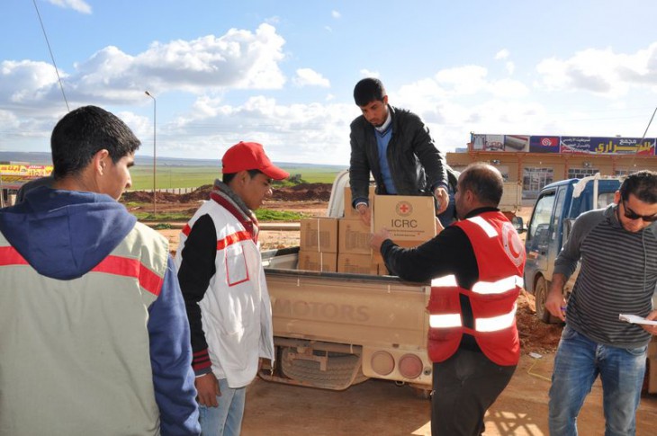 Al-Marj, Libya, January 2015. ICRC and Libyan Red Crescent personnel distribute food and other essentials to displaced persons. [CC BY-NC-ND / ICRC / F. Elebeid]