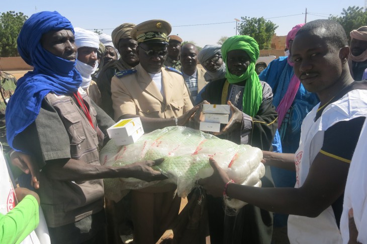 The prefect of Ansongo takes part in the distribution of boats, nets and hooks.