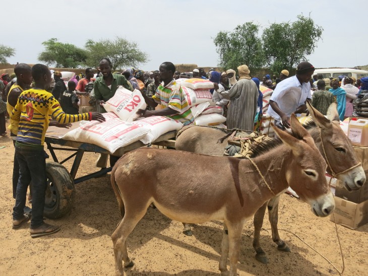 Les familles reçoivent 75 kg de riz, 10 litres d’huile et de 1 kg de sel pour affronter les prochains mois.
