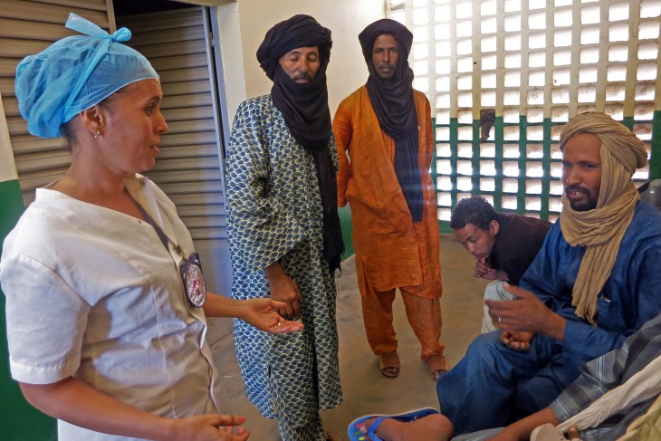 Hôpital de Gao, Mali. Azahara rassure la famille d’un blessé et lui explique comment l’hôpital prend soin de lui. CC BY-NC-ND / CICR
